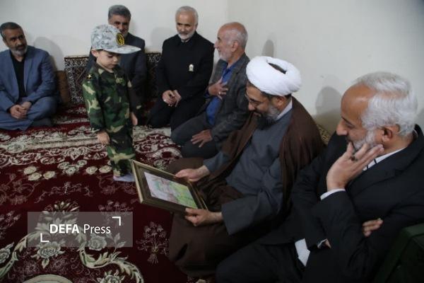 دیدار نماینده ولی‌فقیه در استان همدان با خانواده‌های شهدای جنگ رمضان + تصاویر
