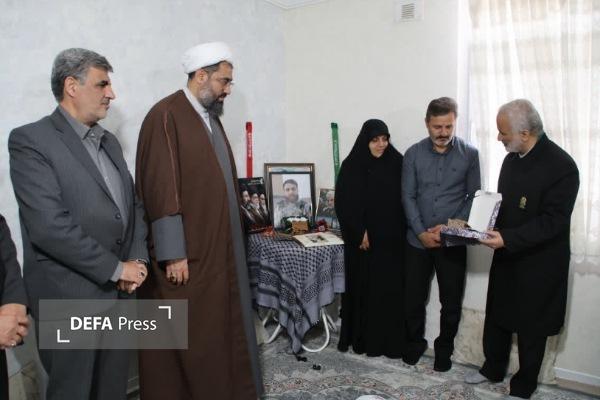 دیدار نماینده ولی‌فقیه در استان همدان با خانواده‌های شهدای جنگ رمضان + تصاویر