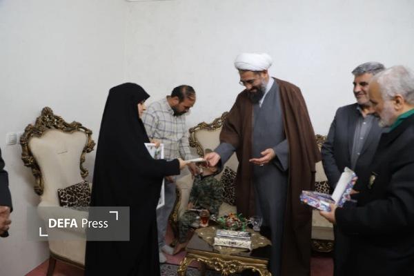 دیدار نماینده ولی‌فقیه در استان همدان با خانواده‌های شهدای جنگ رمضان + تصاویر