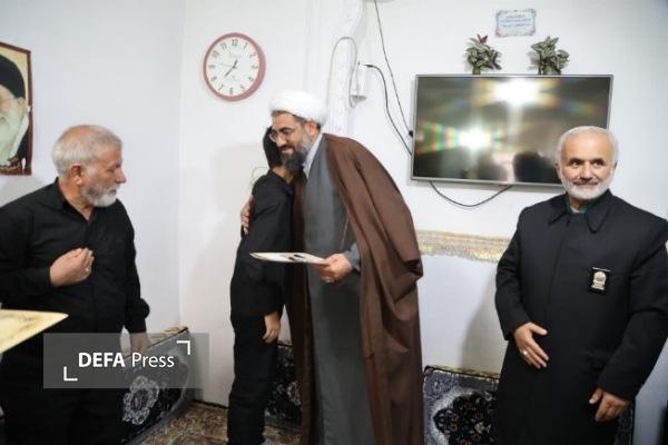 دیدار نماینده ولی‌فقیه در استان همدان با خانواده‌های شهدای جنگ رمضان + تصاویر