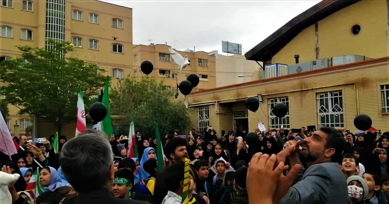 پرواز کبوترها به یاد ۹ دانش‌آموز شهید جنگ رمضان در قم