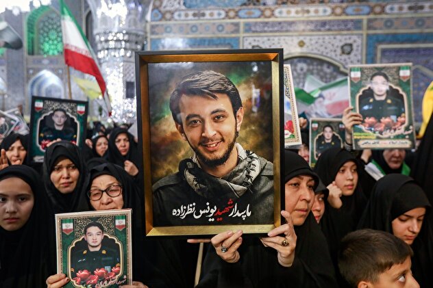 تصاویر/ وداع با پیکر ۵ شهید جنگ رمضان در حرم مطهر رضوی