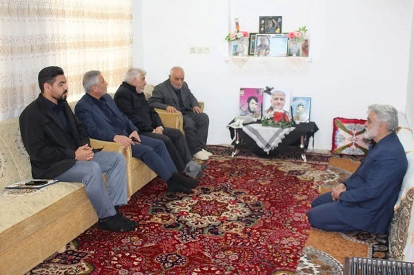 تصاویر/ دیدار جمعی از مسئولین با خانواده شهدای تجاوزات آمریکایی-صهیونی در مرند و یامچی