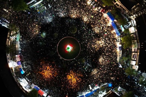 اینجا فقط یک تجمع نیست، یک روایت است؛ مردمی که در سوگ به خروش رسیده‌اند