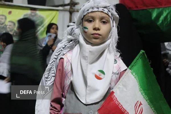 اینجا فقط یک تجمع نیست، یک روایت است؛ مردمی که در سوگ به خروش رسیده‌اند