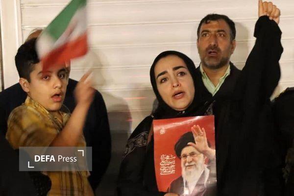 اینجا فقط یک تجمع نیست، یک روایت است؛ مردمی که در سوگ به خروش رسیده‌اند