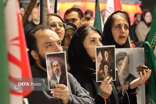 اینجا فقط یک تجمع نیست، یک روایت است؛ مردمی که در سوگ به خروش رسیده‌اند