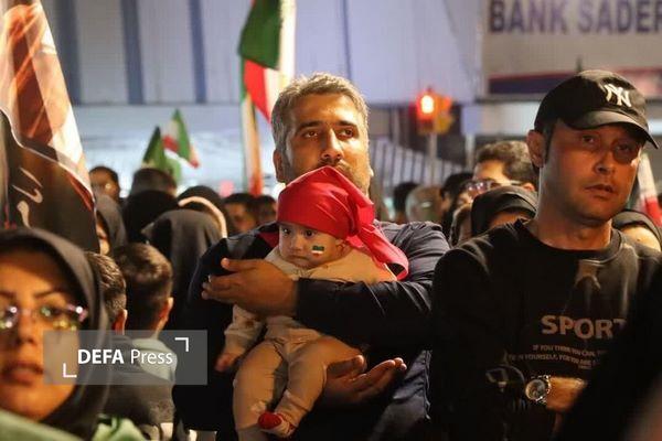 اینجا فقط یک تجمع نیست، یک روایت است؛ مردمی که در سوگ به خروش رسیده‌اند