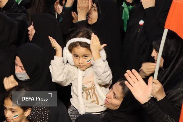 اینجا فقط یک تجمع نیست، یک روایت است؛ مردمی که در سوگ به خروش رسیده‌اند