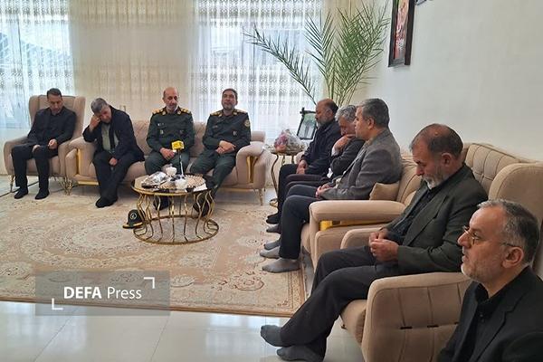 حضور در کنار خانواده شهدا، تکلیف مهمی برای مسئولان است