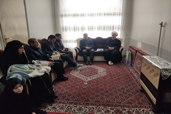 رئیس کل دادگستری استان زنجان از خانواده های شهدای جنگ رمضان تجلیل کرد