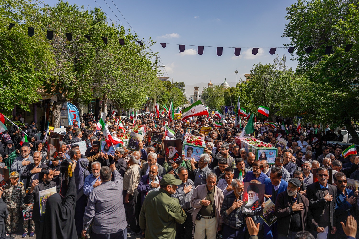 تصاویر/ سنگ تمام شیرازی ها برای خانواده شهیدان «نبی زاده»