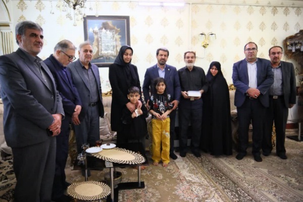 دیدار استاندار همدان با خانواده شهید «رسول سرمدی علیخانی» در اسدآباد + تصاویر