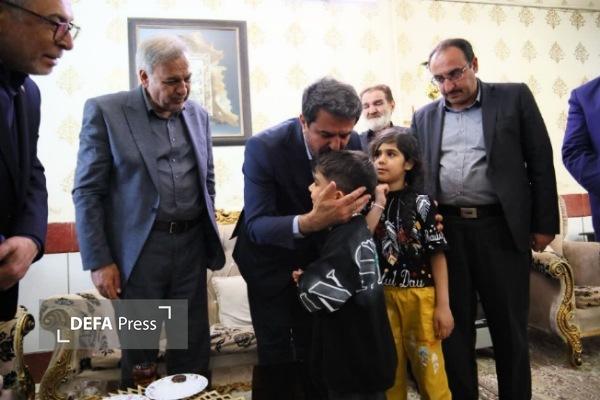 دیدار استاندار همدان با خانواده شهید «رسول سرمدی علیخانی» در اسدآباد + تصاویر