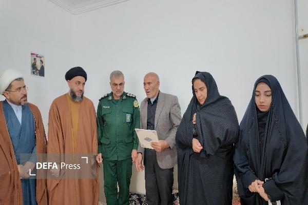 دیدار مدیرکل حفظ آثار دفاع مقدس با خانواده شهید «علی تیموریان» در شهرستان دنا