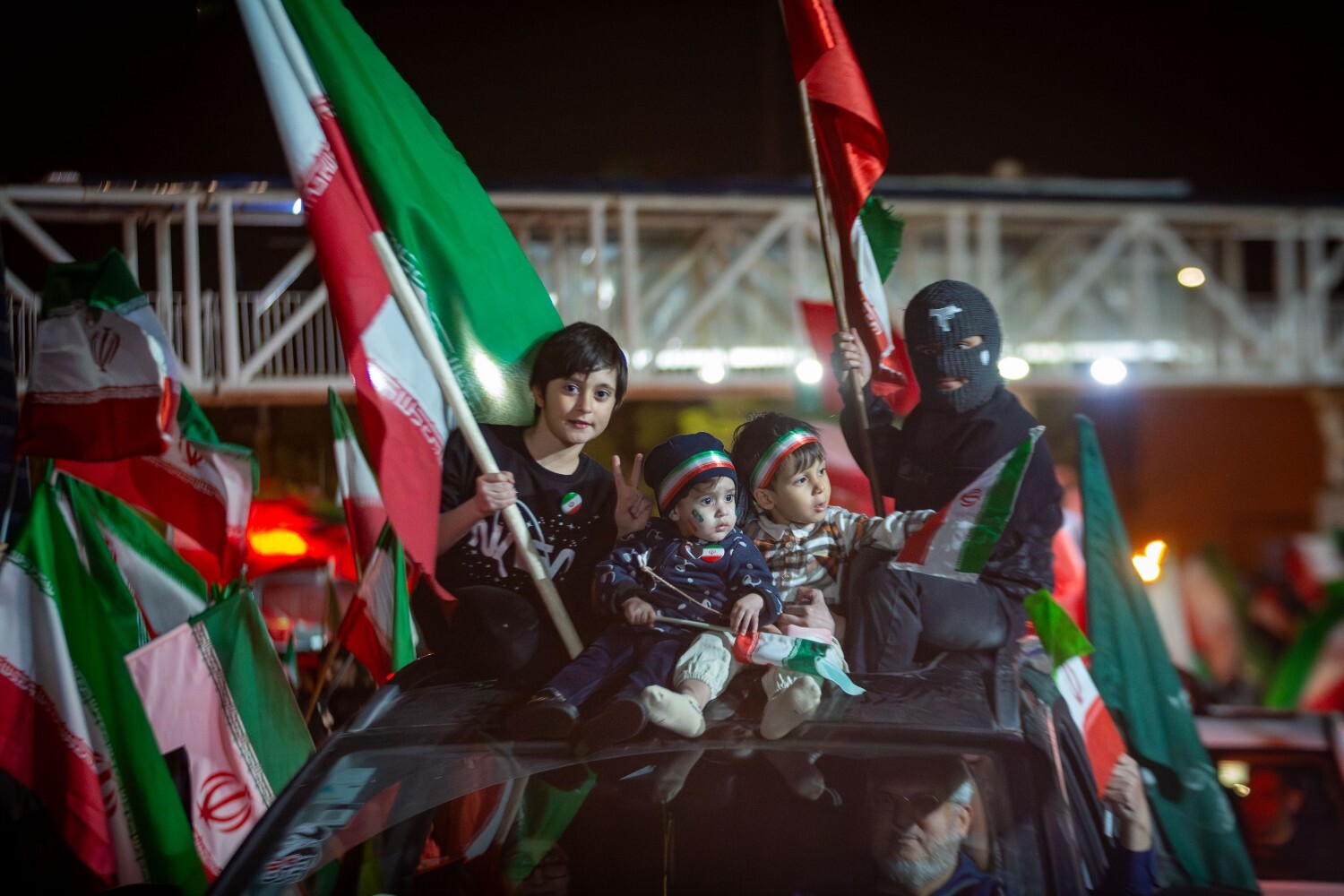 تصاویر/ حماسه حضور دهه نودی ها در تجمعات شبانه قم