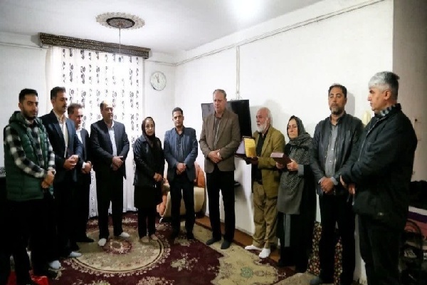 با تأکید بر تداوم راه شهدا از خانواده شهید ورزشکار کردستانی تجلیل شد