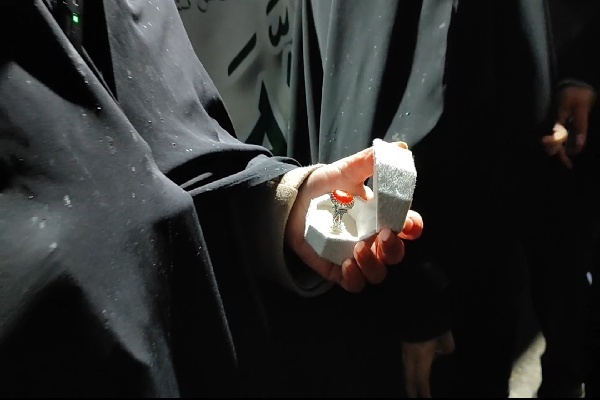خرید ۵۶ میلیون تومانی انگشتر منسوب به رهبر شهید توسط بانوی سنندجی