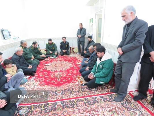 دیدار سرهنگ جوان با خانواده شهید «امیر خوجه» در روستای احمدآباد+ تصاویر دیدار سرهنگ جوان با خانواده شهید «امیر خوجه» در روستای احمدآباد+ تصاویر