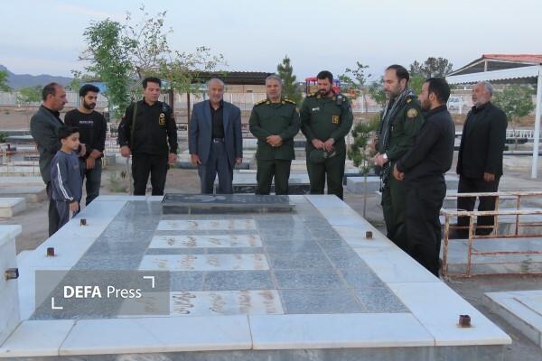 دیدار سرهنگ جوان با خانواده شهید «امیر خوجه» در روستای احمدآباد+ تصاویر دیدار سرهنگ جوان با خانواده شهید «امیر خوجه» در روستای احمدآباد+ تصاویر