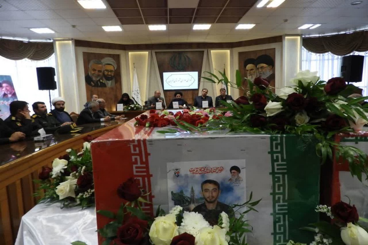 آیین وداع با پیکر دو شهید جنگ رمضان در جلسه شورای اداری فریمان+ تصاویر