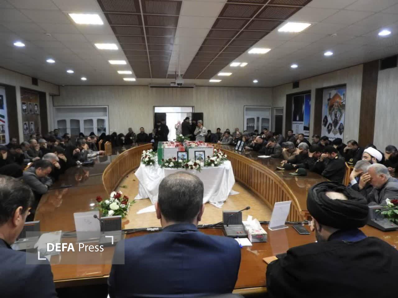 آیین وداع با پیکر دو شهید جنگ رمضان در جلسه شورای اداری فریمان+ تصاویر
