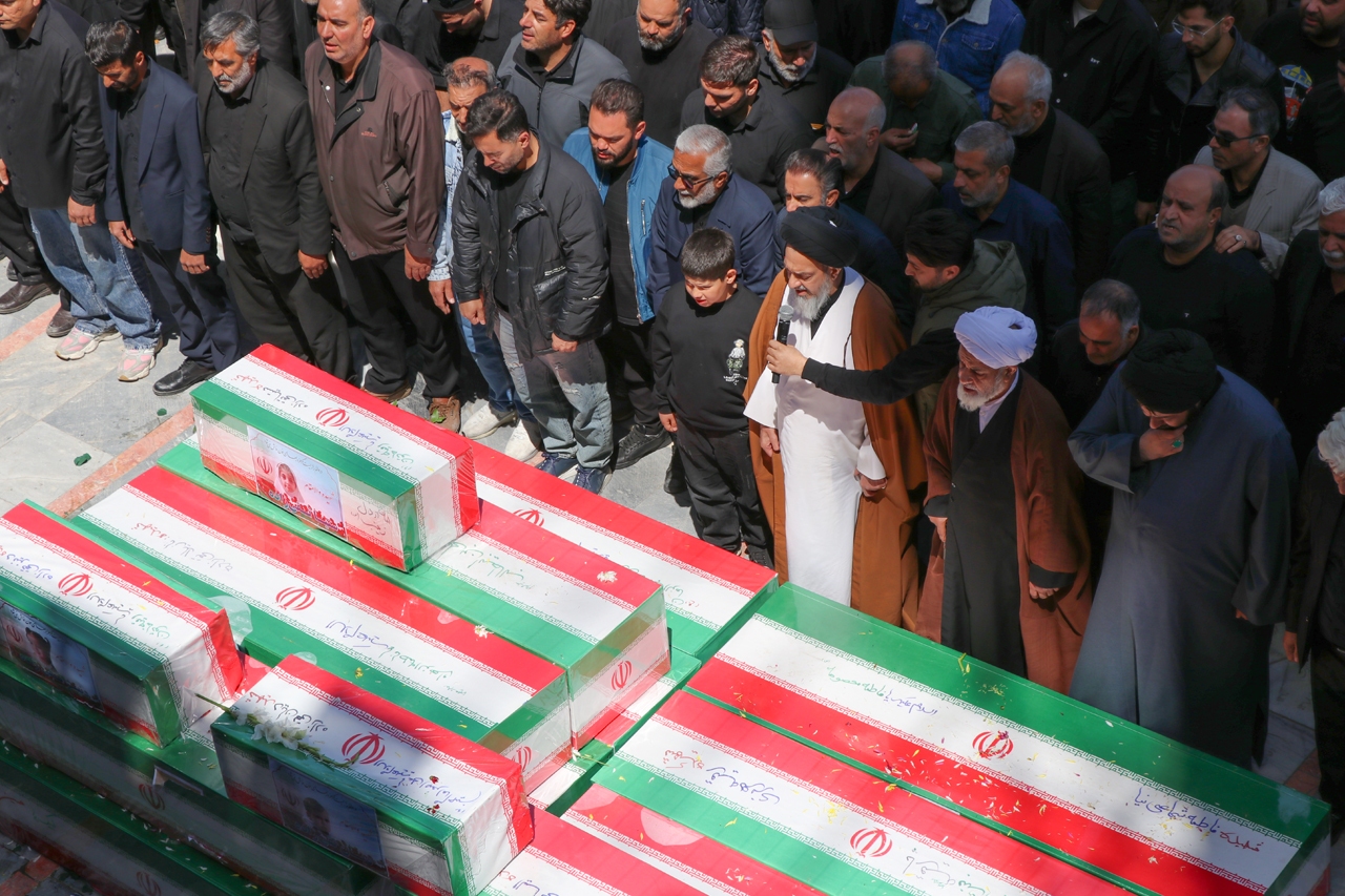 روایت تشییع پیکر خانواده ۱۵ نفره‌ای که جانفدای ایران شدند