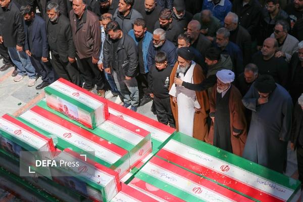 روایت تشییع پیکر خانواده ۱۵ نفرهای که جانفدای ایران شدند روایت تشییع پیکر خانواده ۱۵ نفرهای که جانفدای ایران شدند