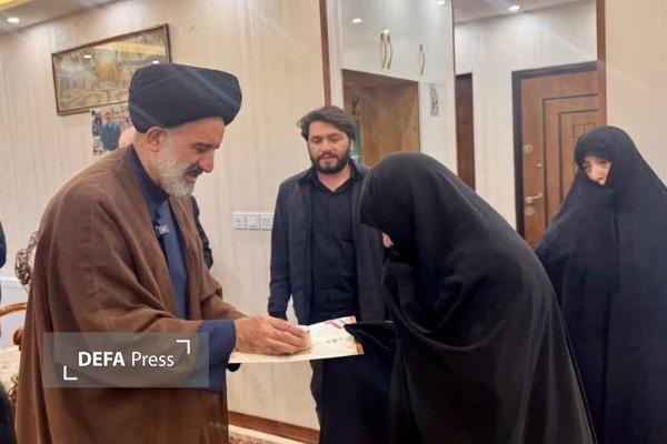 دیدار نماینده ولیفقیه در بنیاد شهید و امورایثارگران با خانواده شهیدان «محمدی »در همدان دیدار نماینده ولیفقیه در بنیاد شهید و امورایثارگران با خانواده شهیدان «محمدی »در همدان