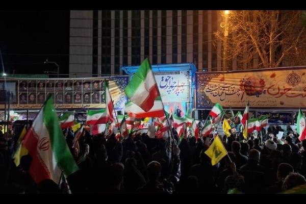فیلم/ تجمع شبانه مردم سنندج در حمایت از وطن و رزمندگان دلیر وطن