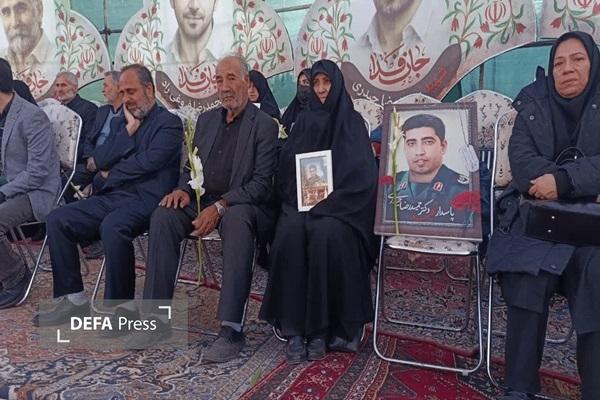تجلیل از خانوادههای شهدای جنگ ۱۲ روزه و رمضان در زنجان تجلیل از خانوادههای شهدای جنگ ۱۲ روزه و رمضان در زنجان