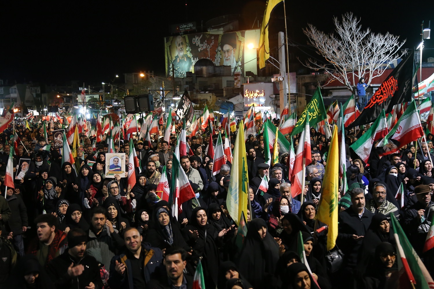 تصاویر / حضور پرشور مردم اراک در چهل و پنجمین موج غرور آفرین تا پای جان برای ایران