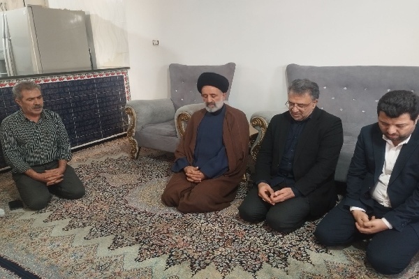 پیام مقام معظم رهبری به خانواده شهدای قروه کردستان ابلاغ شد