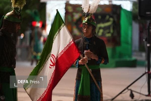 افراشته شدن پرچم ایران بر فراز مجلس تعزیه امام حسین(ع) در پایتخت مقاومت جهان اسلام+تصاویر