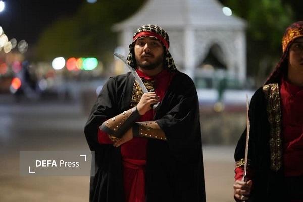 افراشته شدن پرچم ایران بر فراز مجلس تعزیه امام حسین(ع) در پایتخت مقاومت جهان اسلام+تصاویر