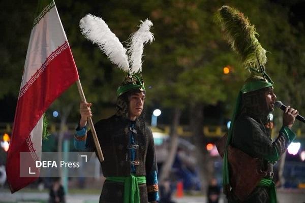 افراشته شدن پرچم ایران بر فراز مجلس تعزیه امام حسین(ع) در پایتخت مقاومت جهان اسلام+تصاویر