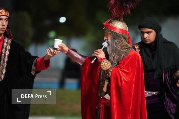 افراشته شدن پرچم ایران بر فراز مجلس تعزیه امام حسین(ع) در پایتخت مقاومت جهان اسلام+تصاویر