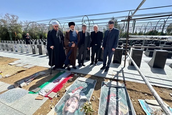 غبارروبی گلزار شهدای همدان با حضور نماینده ولی‌فقیه در بنیاد شهید و امور ایثارگران کشور+ تصاویر