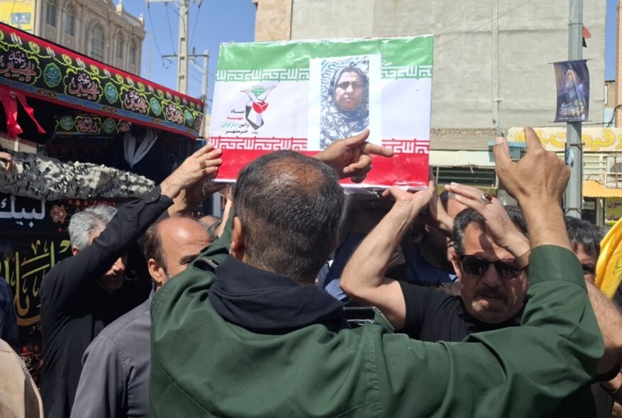 تشییع پیکر مطهر بانوی شهیده جنگ تحمیلی سوم در خرمشهر