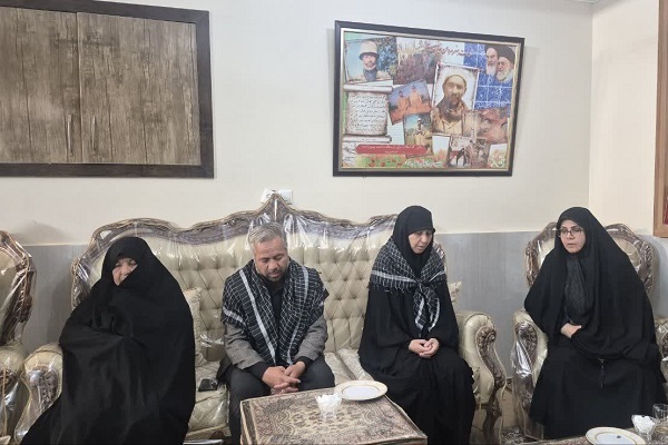 دیدار مدیرکل بنیاد شهید و امور ایثارگران خراسان رضوی با خانواده شهید «یونس نظرزاده» + تصاویر