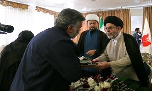 تصاویر / دیدار نماینده آیت‌الله سیستانی با خانواده شهدای جنگ رمضان در اصفهان