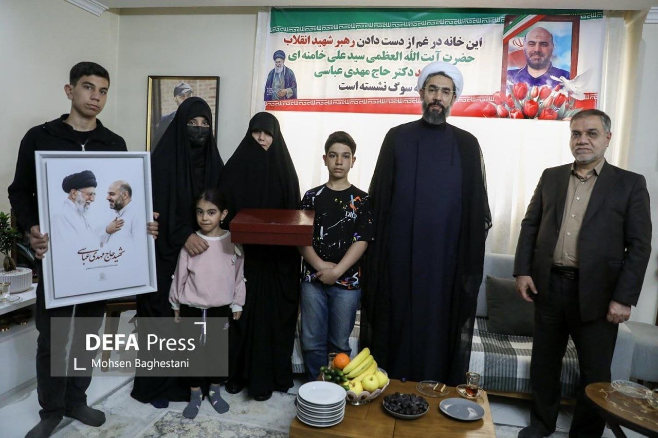 حضور حجتالاسلام رستمی و جمعی از اصاحب رسانه در منزل شهید عباسی حضور حجتالاسلام رستمی و جمعی از اصاحب رسانه در منزل شهید عباسی