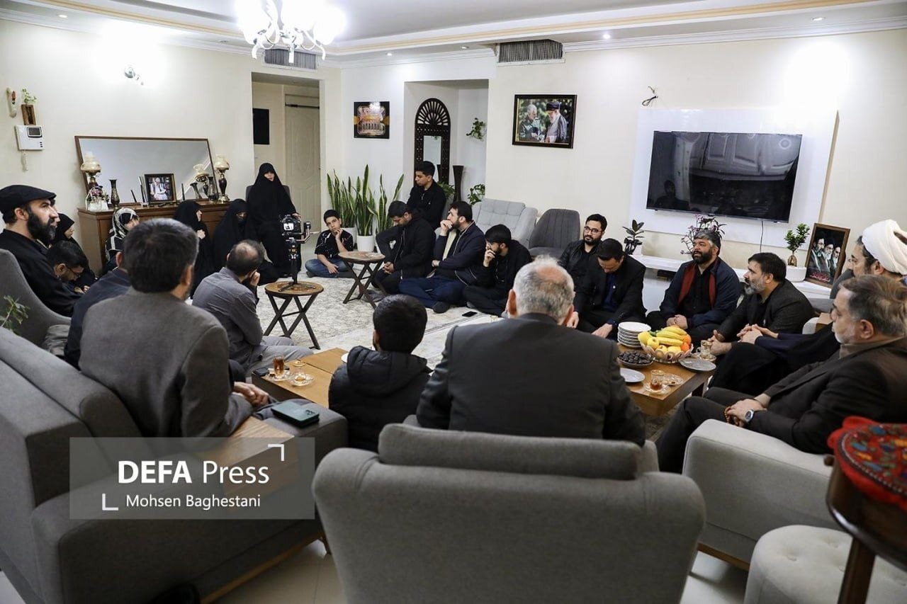 حضور حجت‌الاسلام رستمی و جمعی از اصاحب رسانه در منزل شهید عباسی