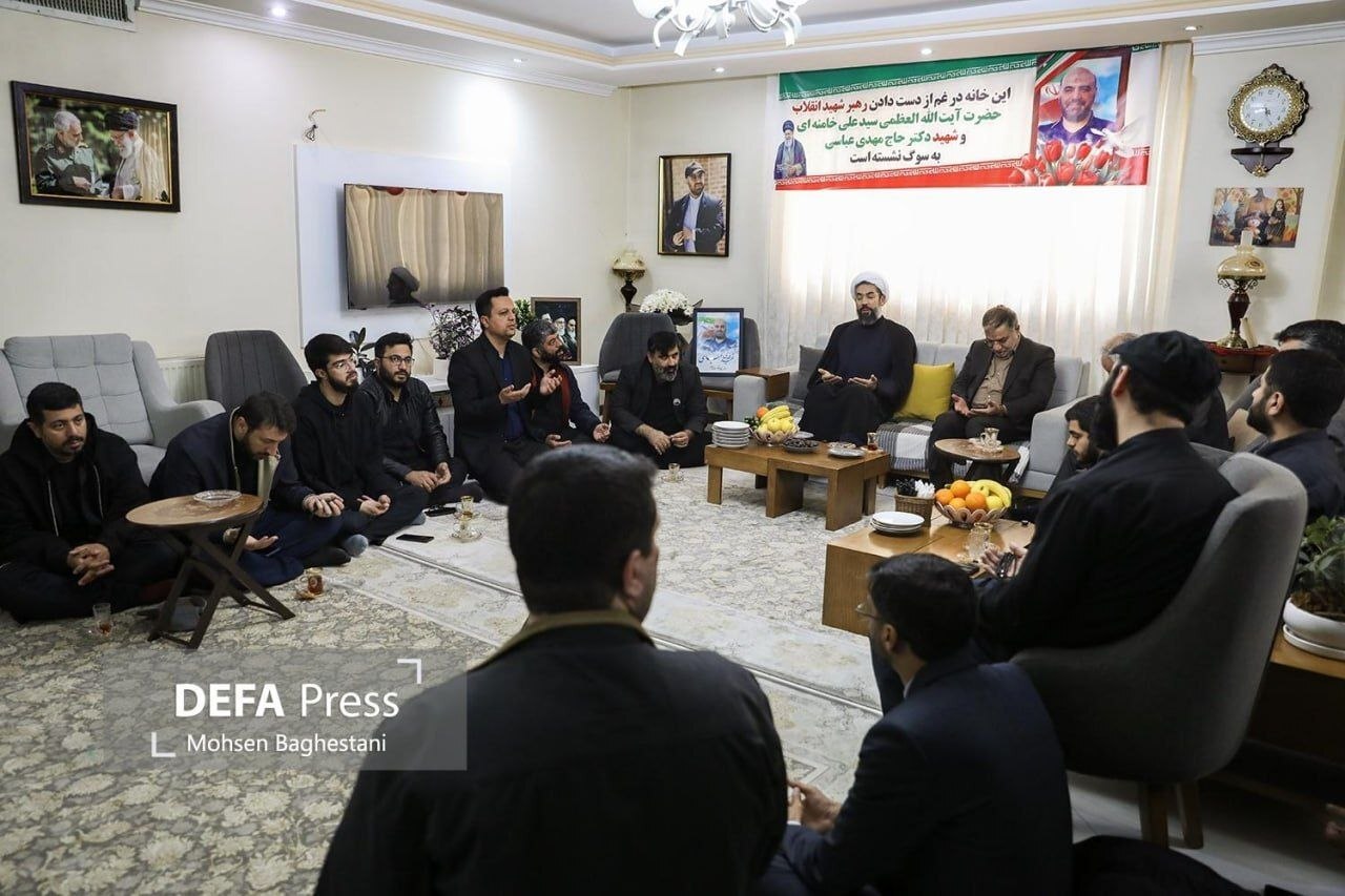 حضور حجتالاسلام رستمی و جمعی از اصاحب رسانه در منزل شهید عباسی حضور حجتالاسلام رستمی و جمعی از اصاحب رسانه در منزل شهید عباسی