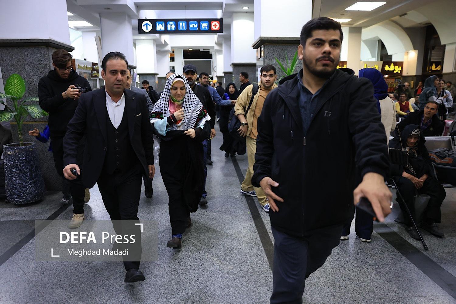 مهدیه اسفندیاری وارد تهران شد/ آرزو داشتم کنار هموطنانم باشم، اکنون فرصت را غنیمت میدانم مهدیه اسفندیاری وارد تهران شد/ آرزو داشتم کنار هموطنانم باشم، اکنون فرصت را غنیمت میدانم