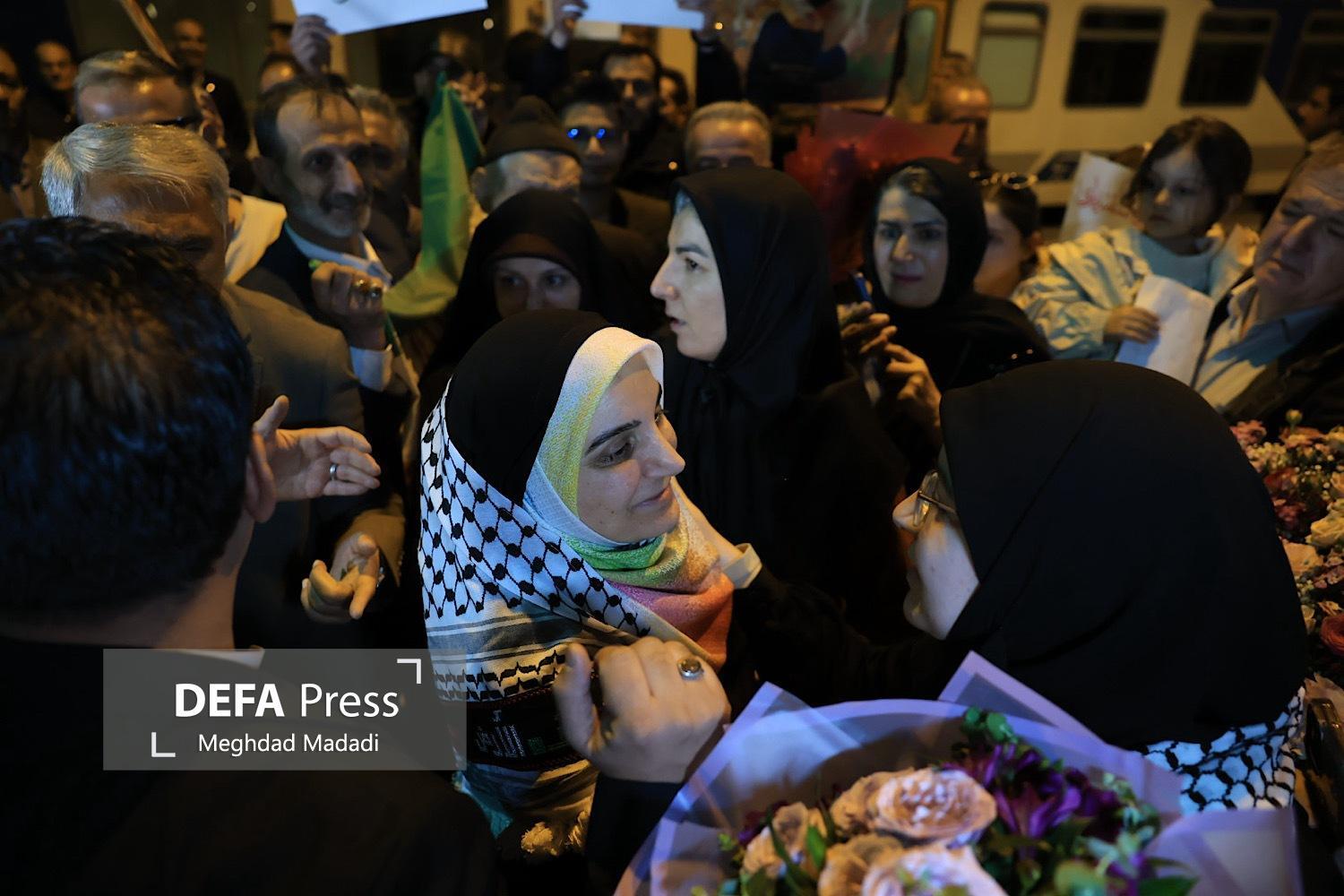 مهدیه اسفندیاری وارد تهران شد/ آرزو داشتم کنار هموطنانم باشم، اکنون فرصت را غنیمت میدانم مهدیه اسفندیاری وارد تهران شد/ آرزو داشتم کنار هموطنانم باشم، اکنون فرصت را غنیمت میدانم