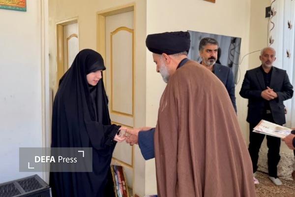 دیدار نماینده ولی‌فقیه در بنیاد شهید و امور ایثارگران کشور با خانواده‌های شهدای جنگ رمضان در همدان