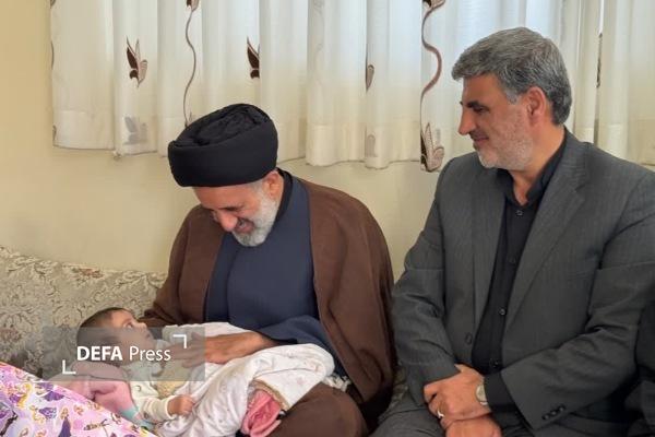 دیدار نماینده ولی‌فقیه در بنیاد شهید و امور ایثارگران کشور با خانواده‌های شهدای جنگ رمضان در همدان