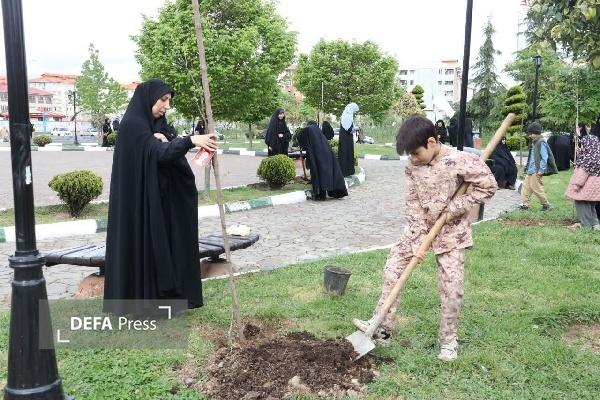 کاشت نهال امید به یاد شهدا در پارک نیایش کاشت نهال امید به یاد شهدا در پارک نیایش