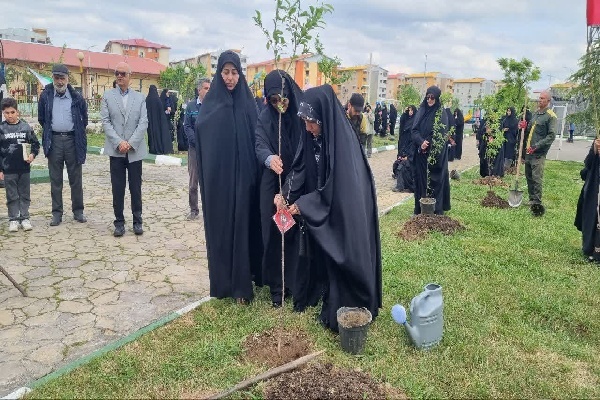 کاشت نهال امید به یاد شهدا در پارک نیایش کاشت نهال امید به یاد شهدا در پارک نیایش